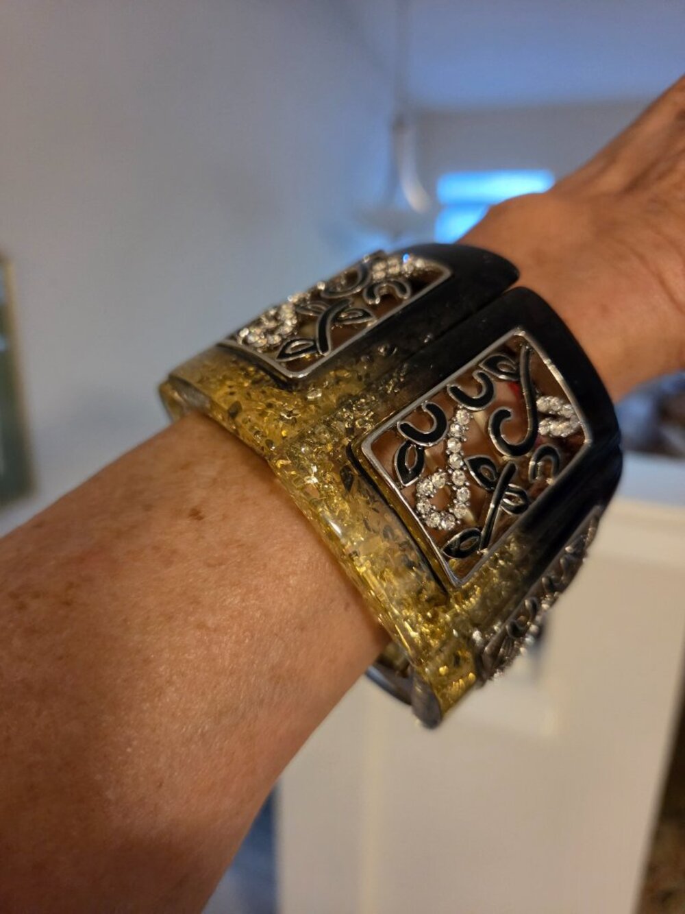 Stunning stretchable chunky bracelet, with unique design and stones.